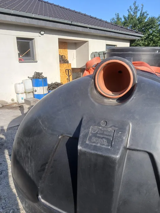 Montaż przydomowych oczyszczalni Leszno - osadzanie zbiornika SBR BioFicient